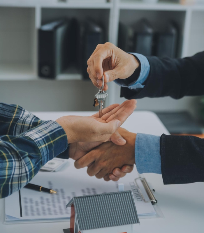 Remise des clés à un acheteur par l’agence immobilière