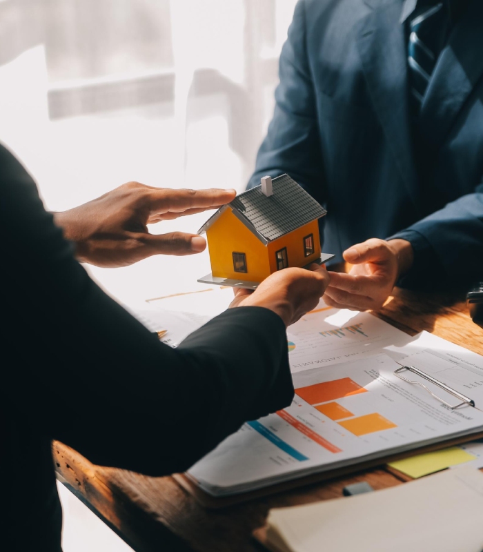 Rencontre entre clients et conseiller d’une agence immobilière