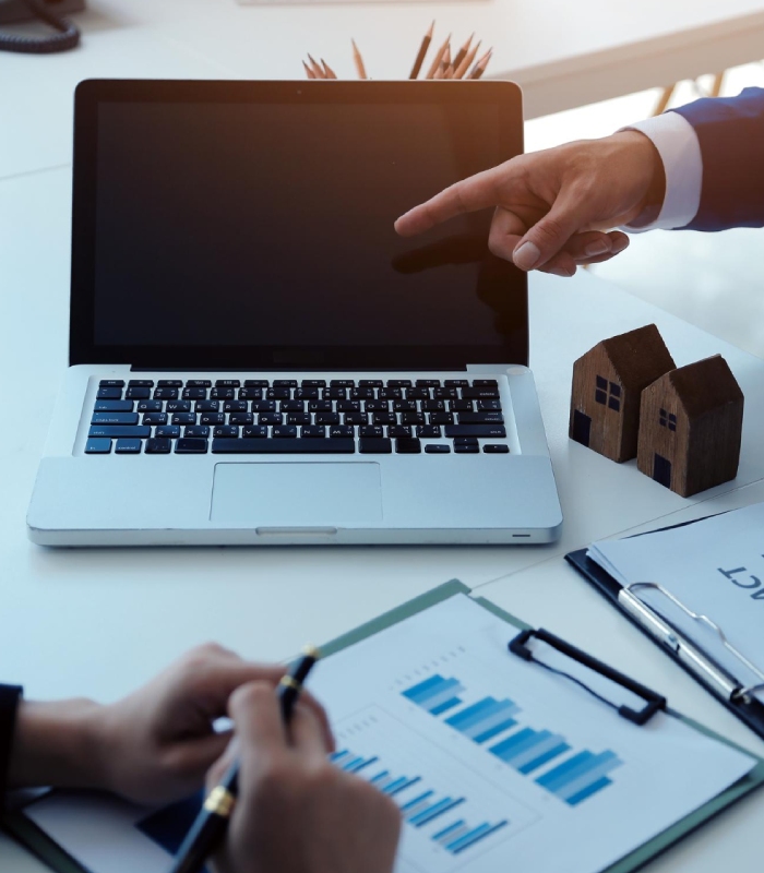Conseiller BE IMMO présentant les performances du site de vente immobilière et les statistiques du marché